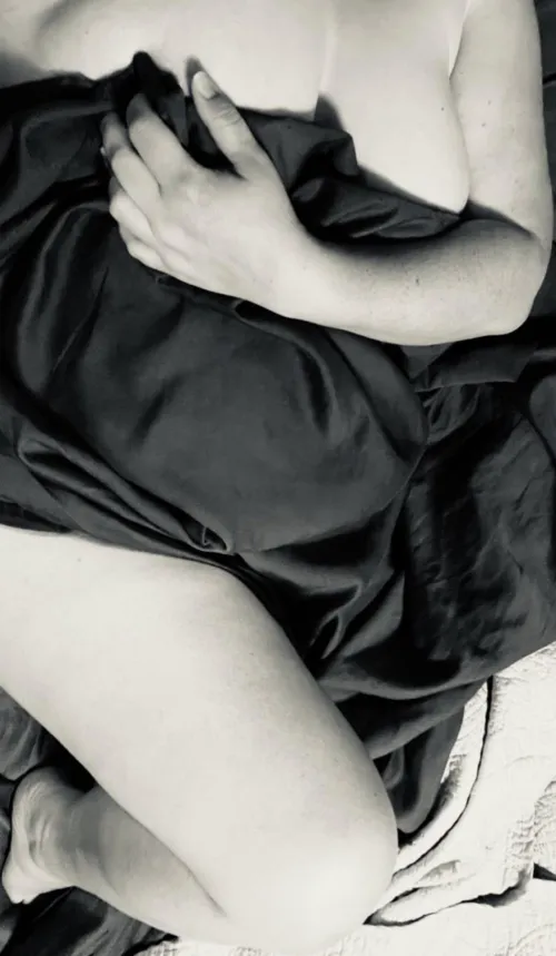 Come back to bed, baby 🖤🤍