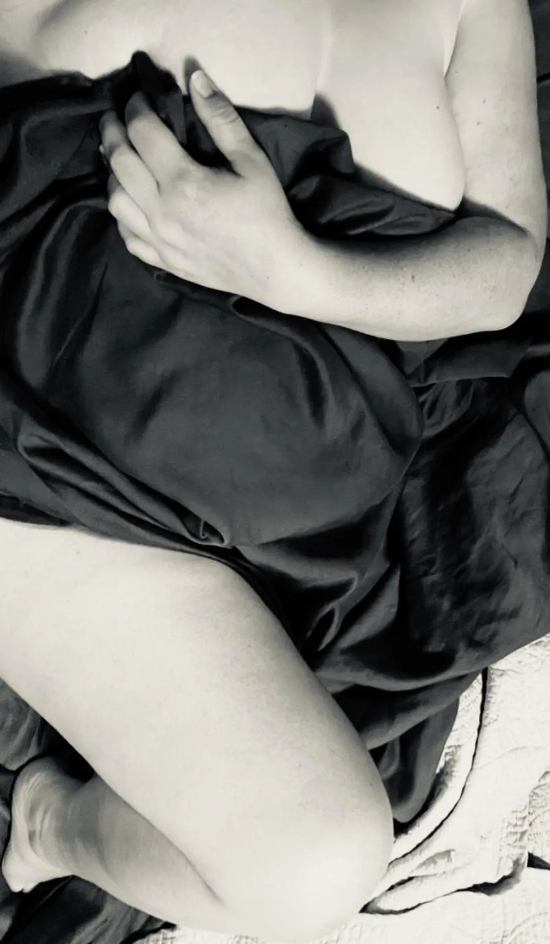 Come back to bed, baby 🖤🤍