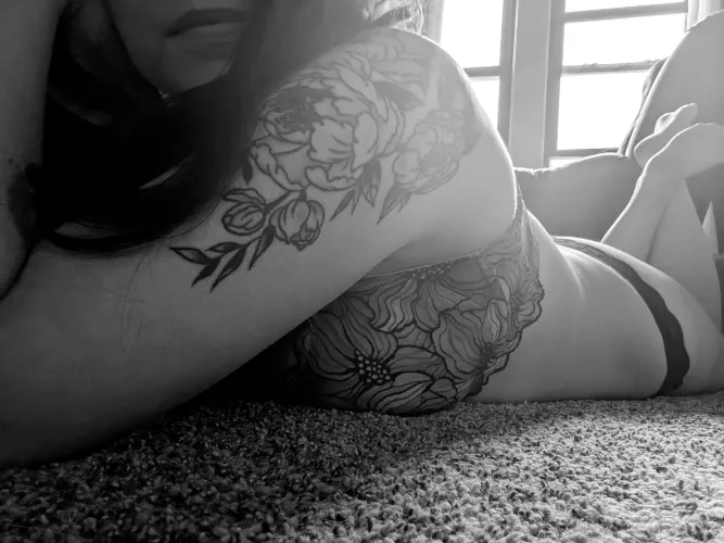 Do you even have your life together if your bra doesn't match your tattoo? 🏵️ [f]