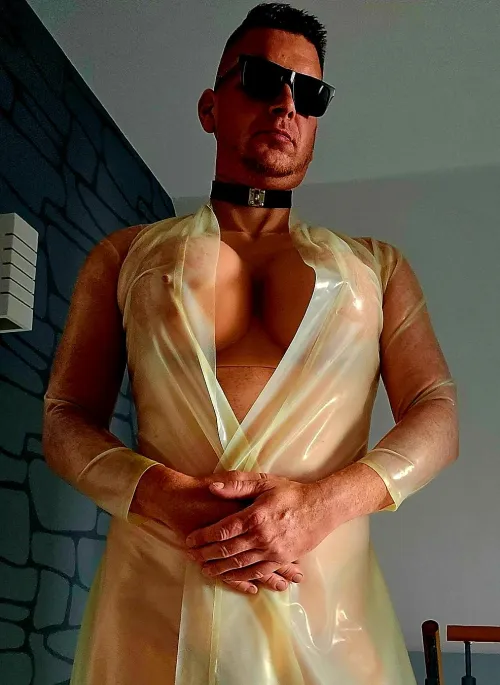 Latexmantel transparent ist geil.