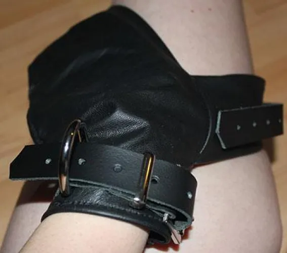 thigh mitts. looking to get a pair in the us, can use some help finding them.