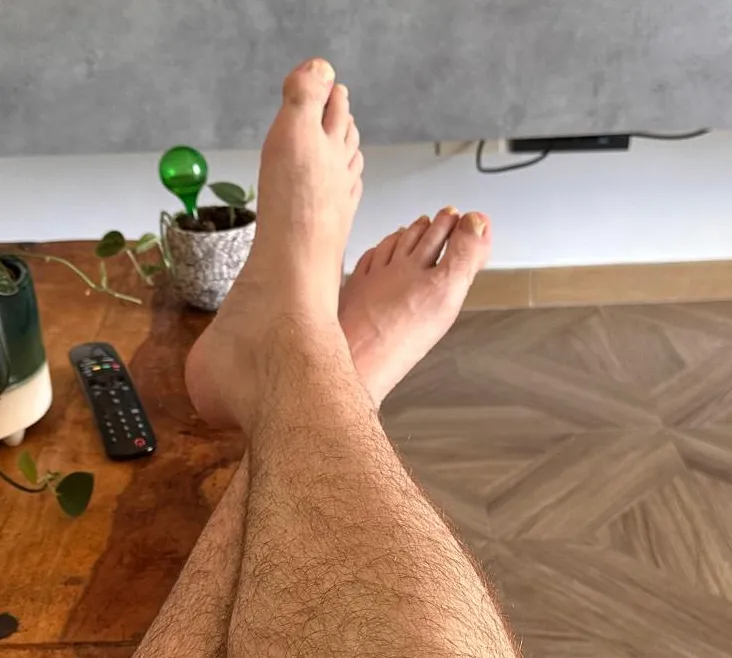 Feet up. Who’s got the funds to keep them there? 💸💚