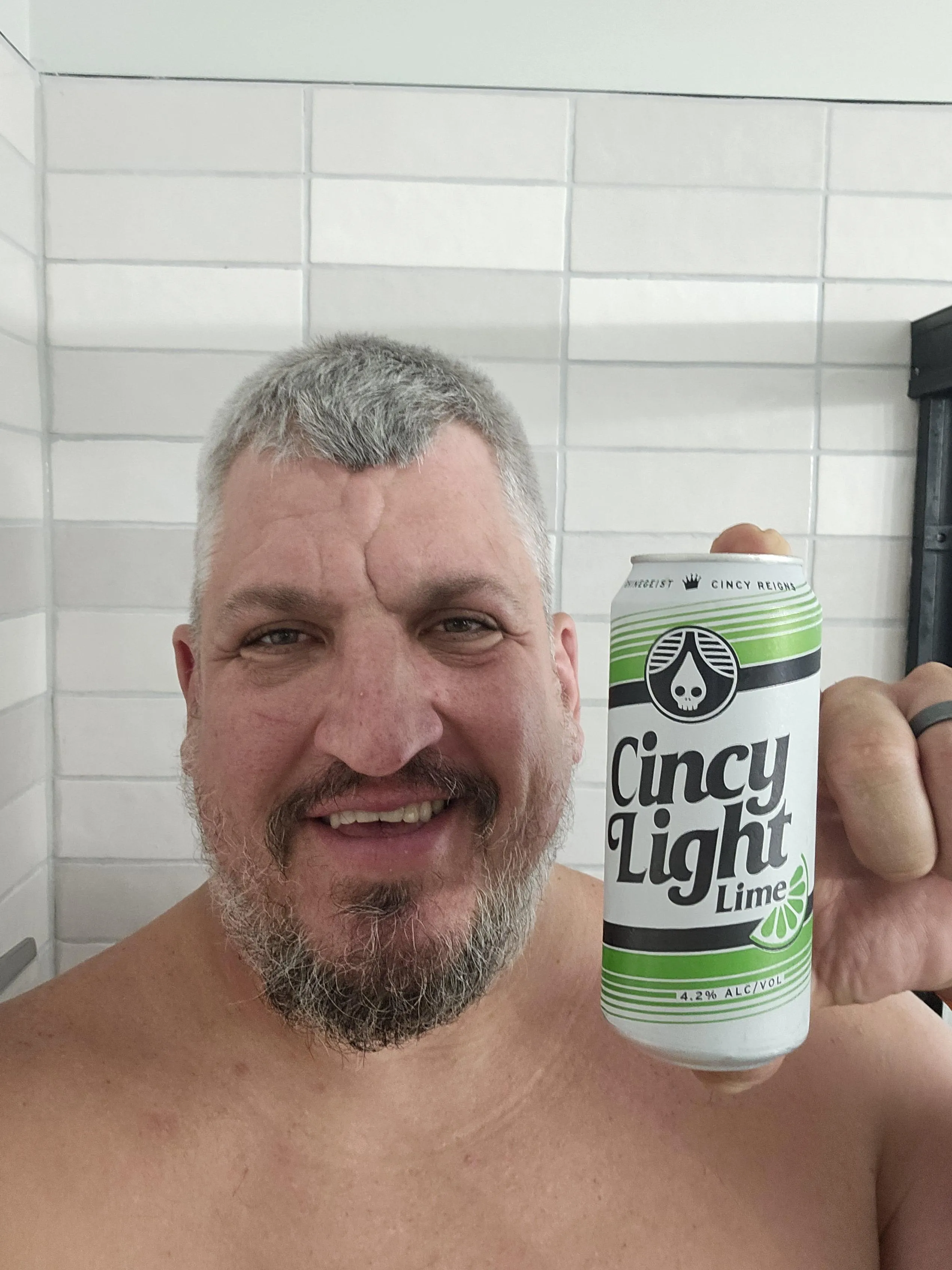 These 16 ouncers were $1.50 at Kroger so figured I'd grab a few. I like the regular Cincy Reigns so figured we would try the Lime. Happy 4th all, be smart and be safe. End the weekend with the same amount of fingers and hands as you started
