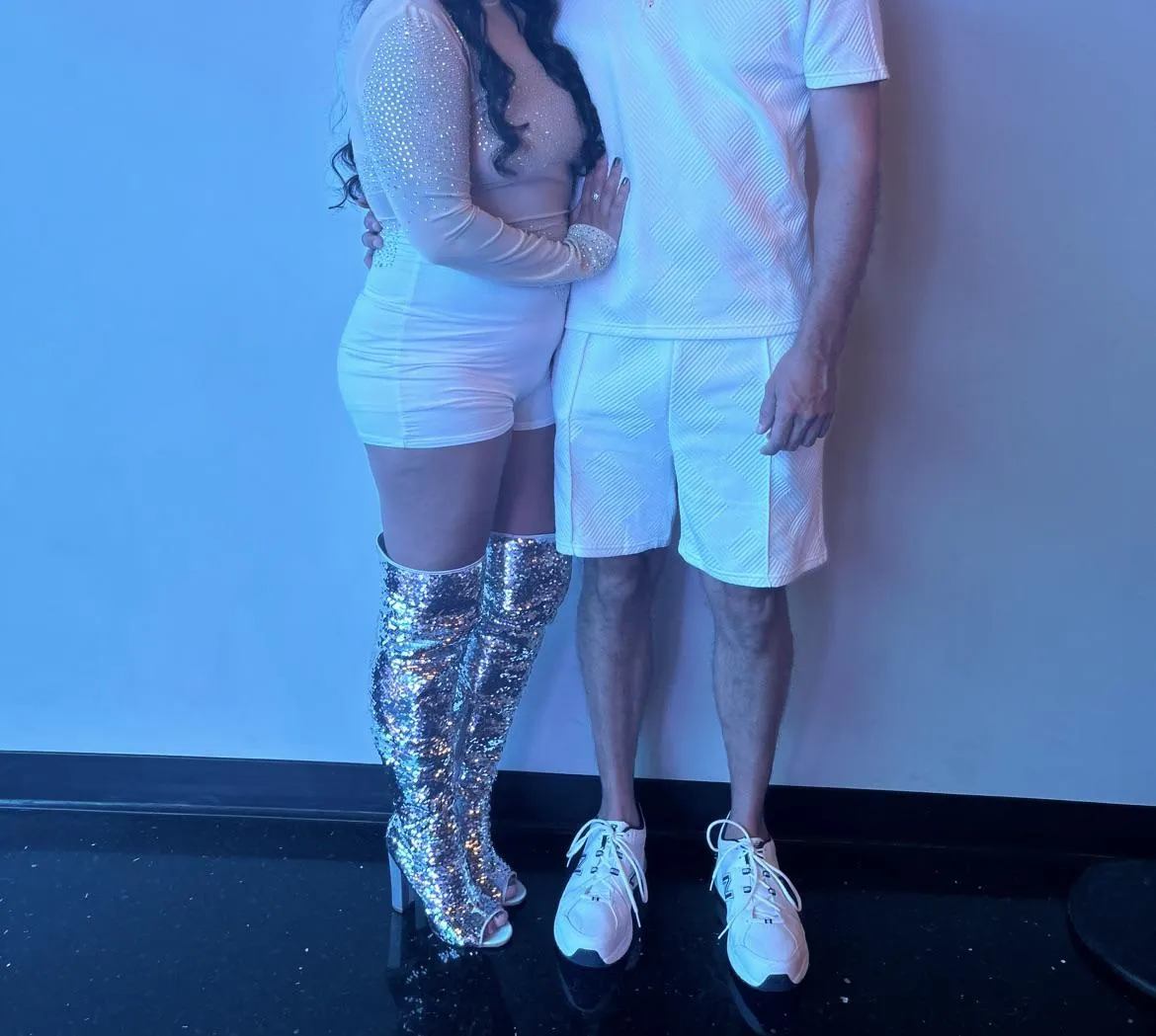 Couple flying in from Vegas tonight. Would like to meet another attractive couple and get drinks and see where it goes.