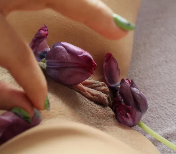 Dedicated to all women who haven’t fallen in love with their big labia yet 😌