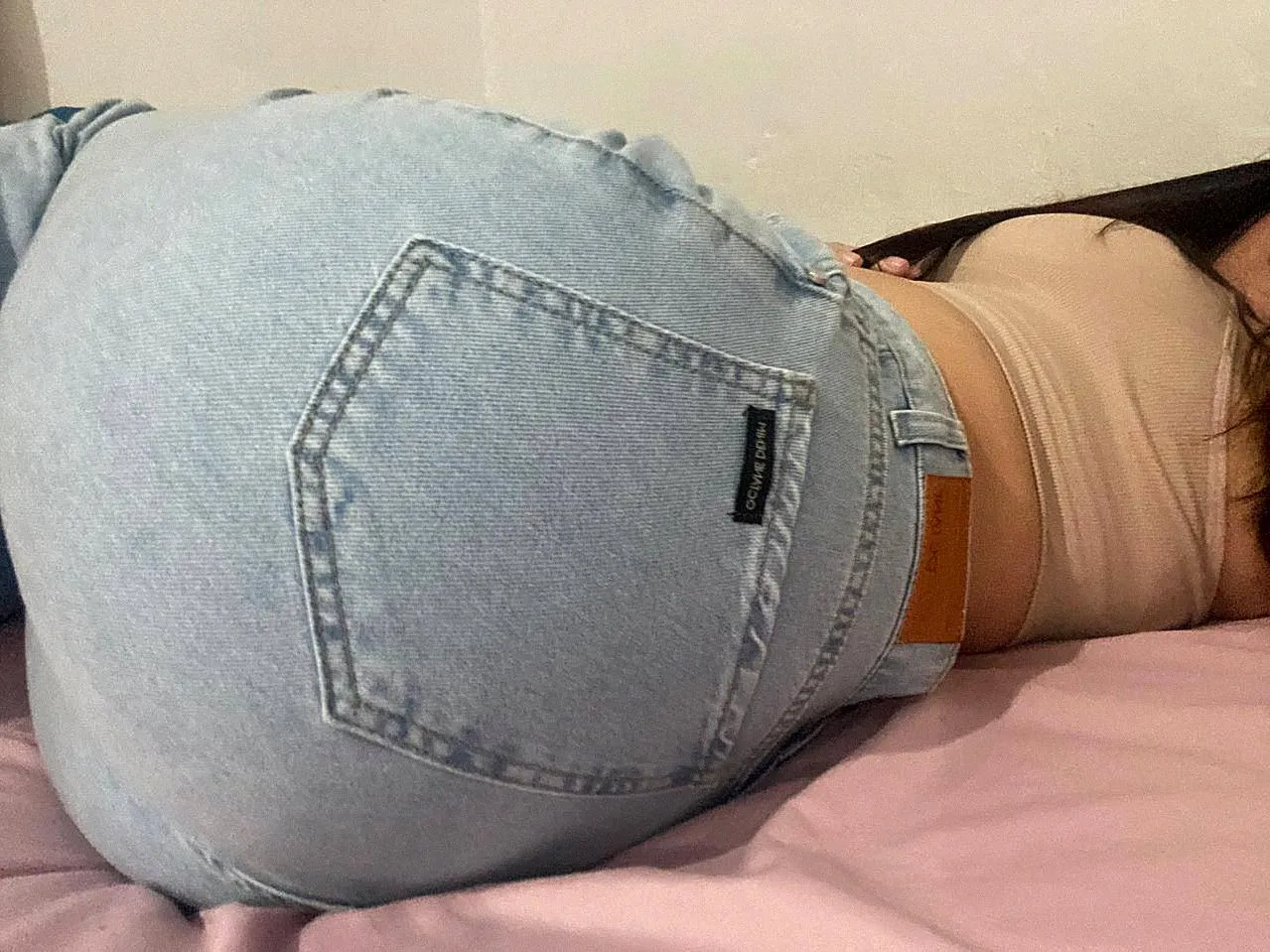 denim's on for bootyy to serve...
