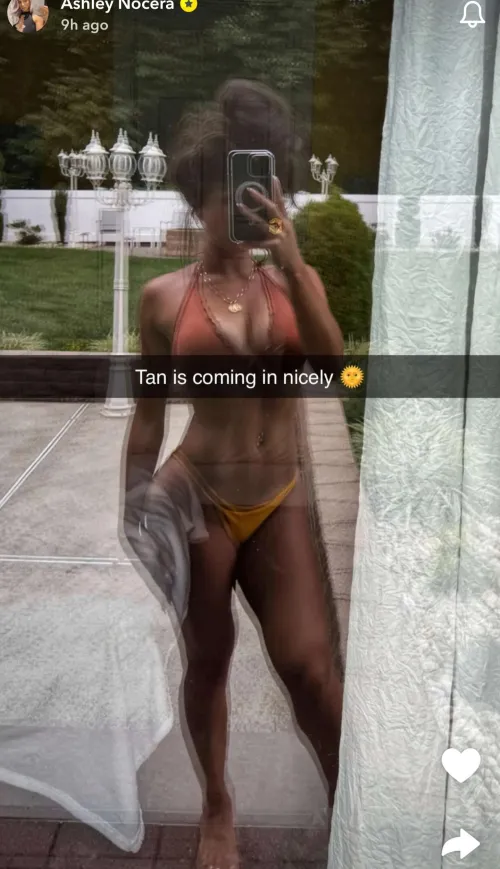 I honestly wish we could have proper bikini pictures, without these reflections 😂