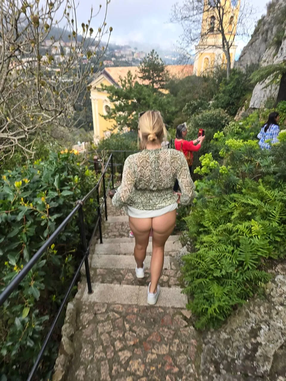 Mommy booty in public