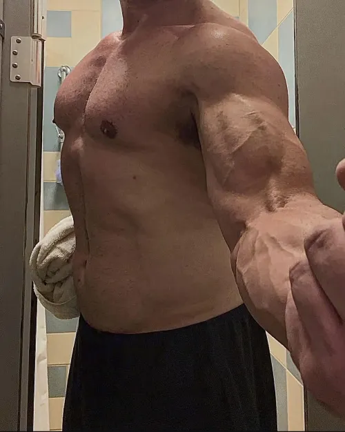 Raise your hand if you like 6’7 355 Lbs gym guys