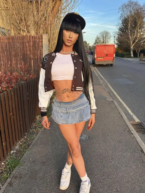 Would u hook up with a 19yo trans girl like me