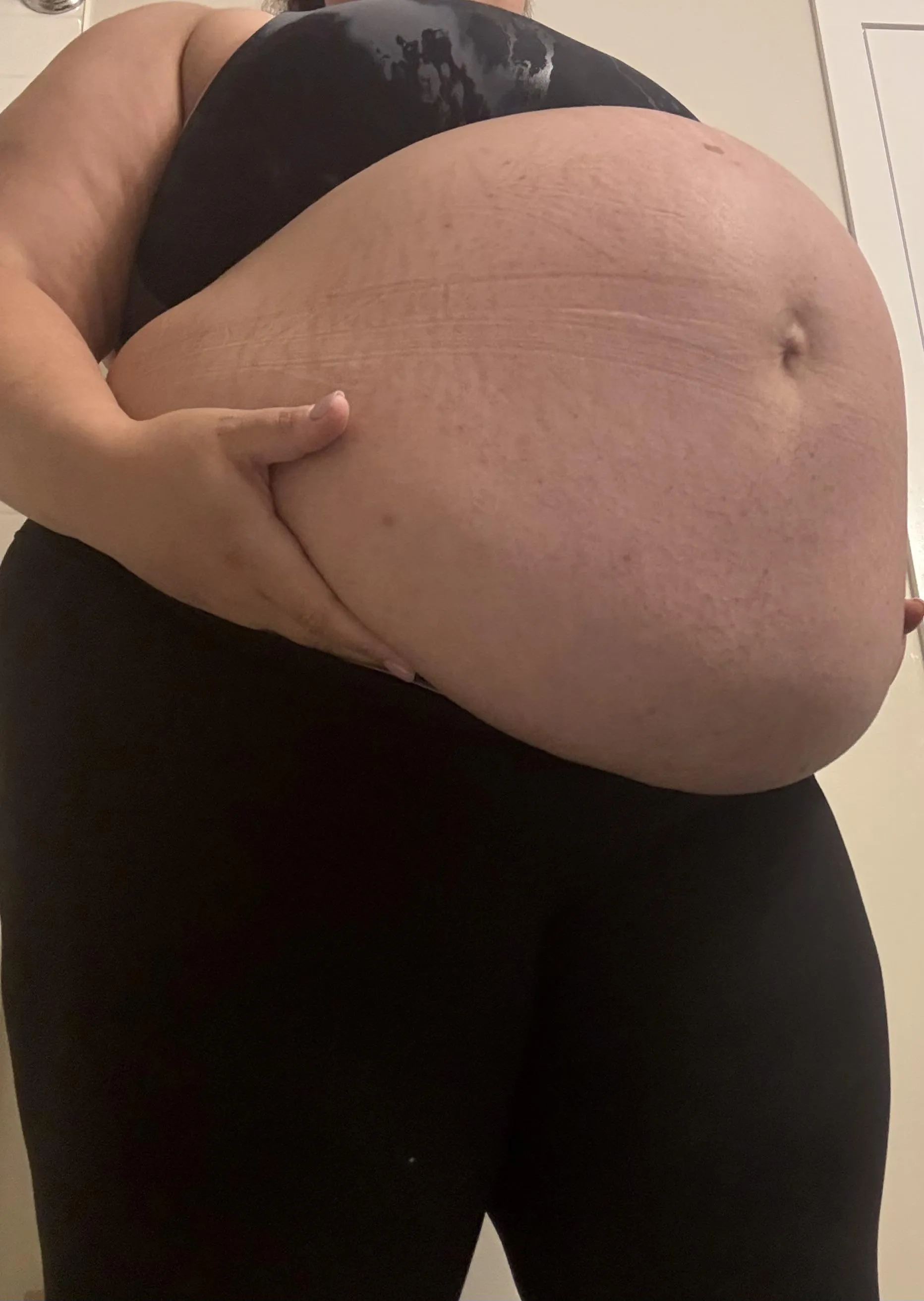 Damn this twin pregnancy belly is heavy 😫