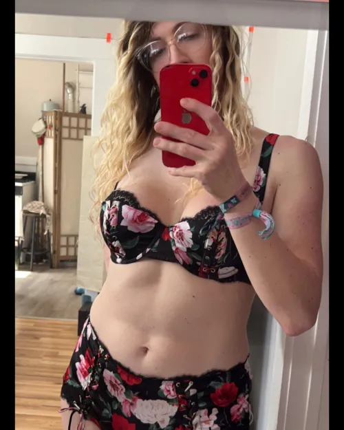 Grab onto my hips and let's kiss