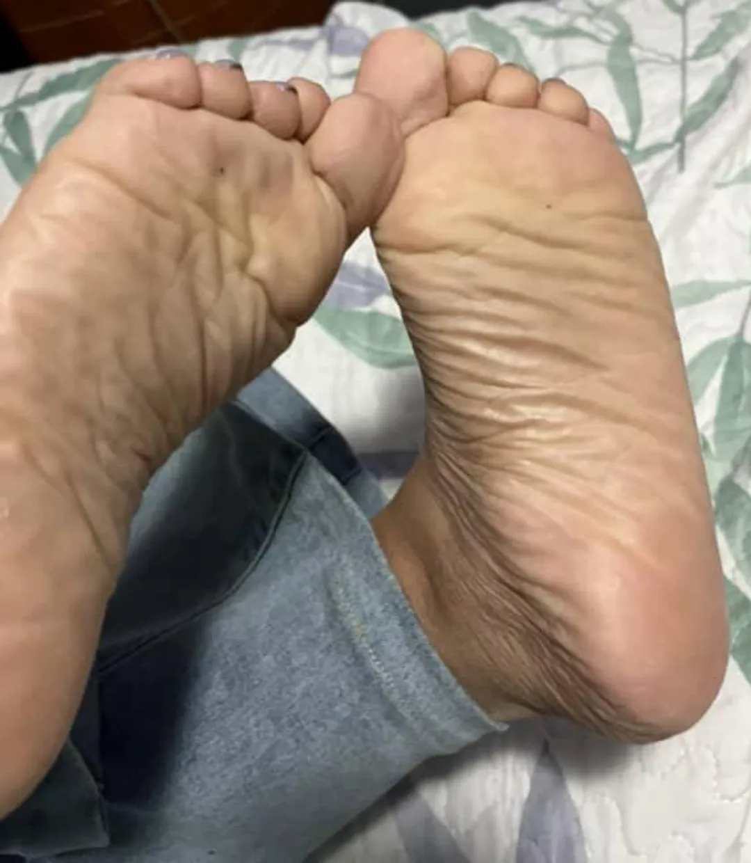 Latina feet are the best. Count every wrinkle on these tiny Soles