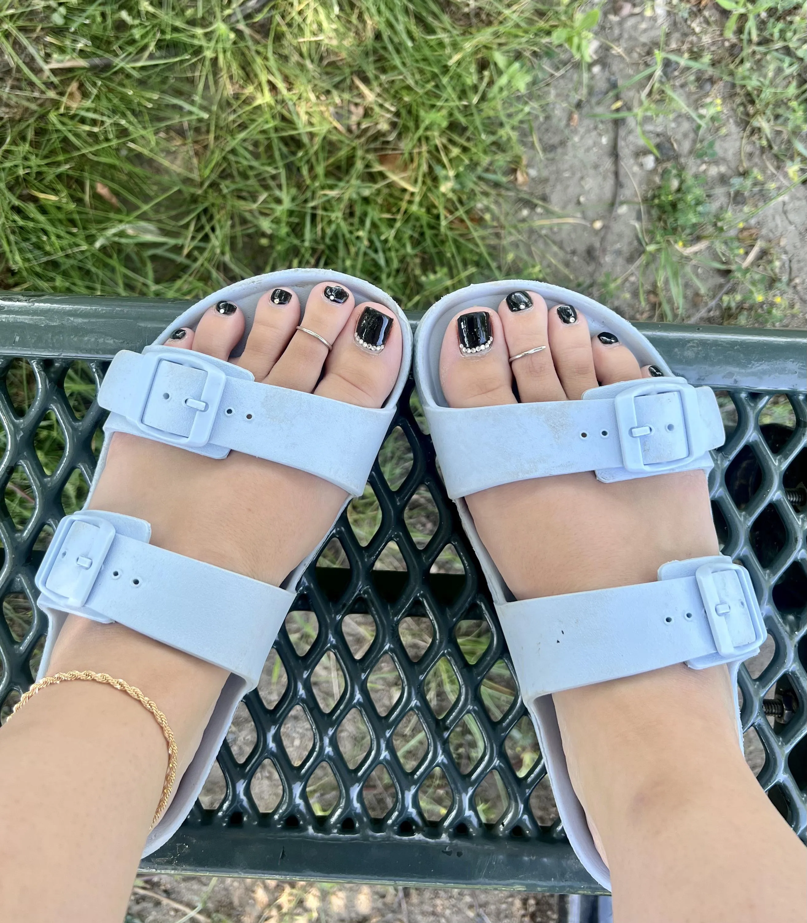 Ready for some toe ring tan lines ☀️