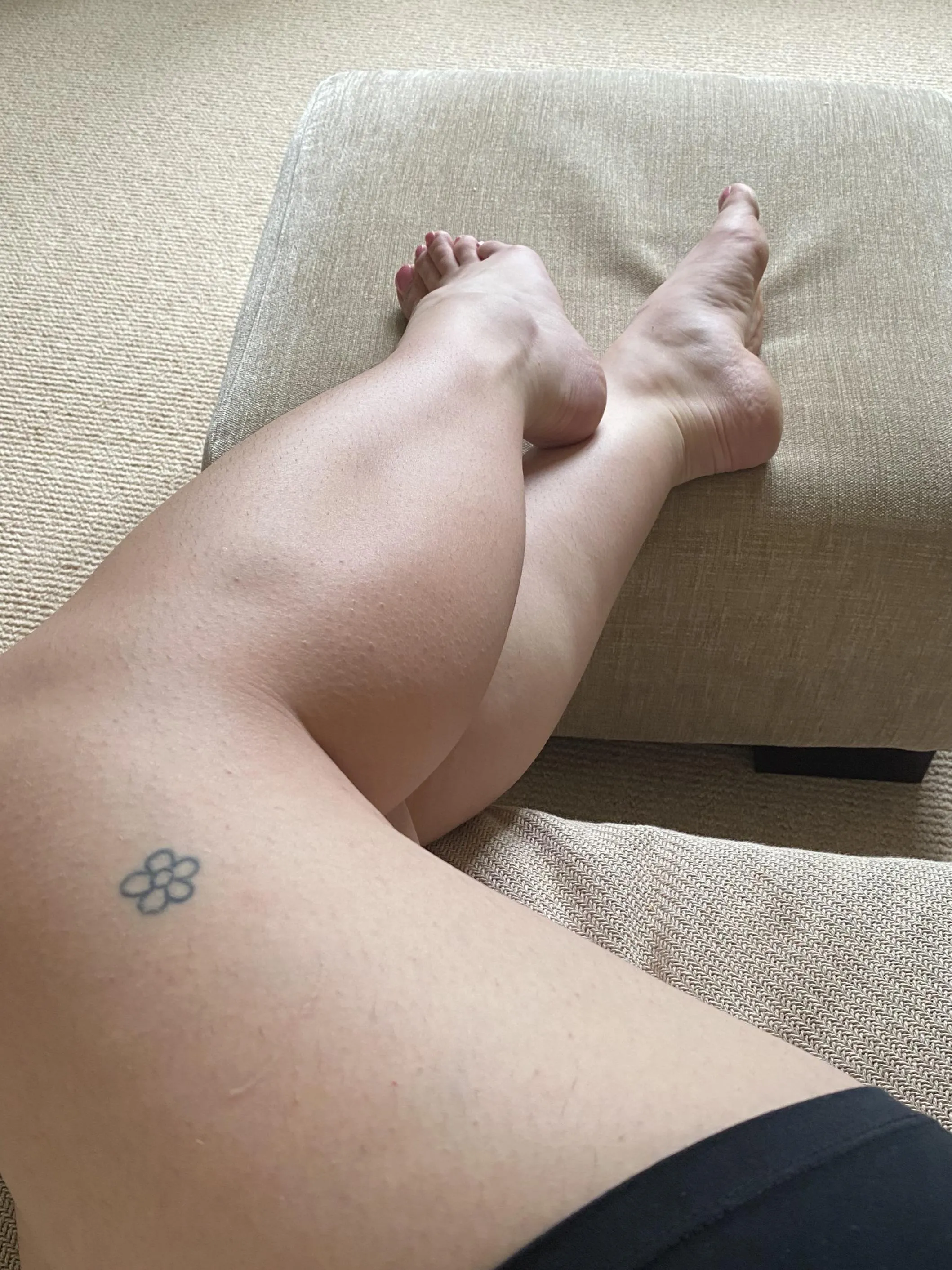 Very pretty London based feet. Dm me to worship.