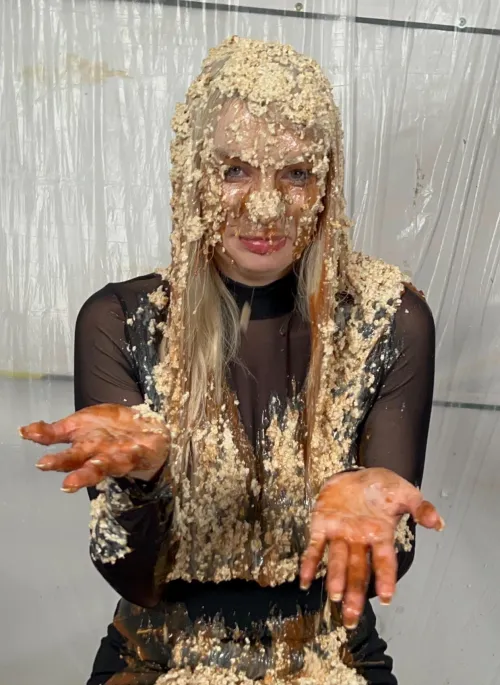 Do you think the glamorous Penny Lee liked her porridge gunging in her beautiful designer dress… hehe ;) I’m a mean messy mistress!! Xx