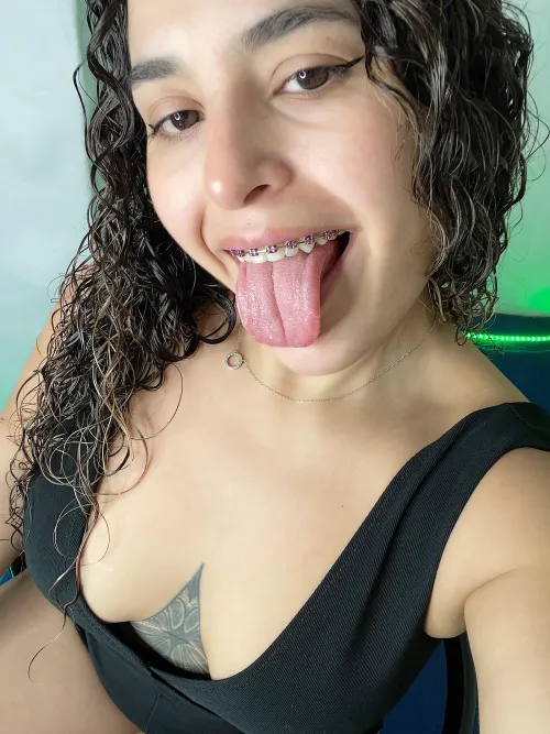 I am a totally natural girl with a dirty mind who likes to show off her smile every day