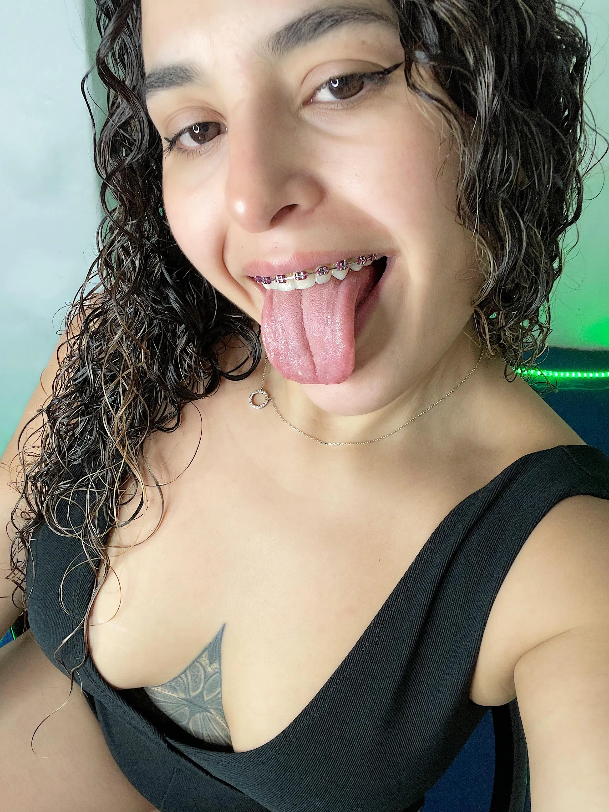 I am a totally natural girl with a dirty mind who likes to show off her smile every day