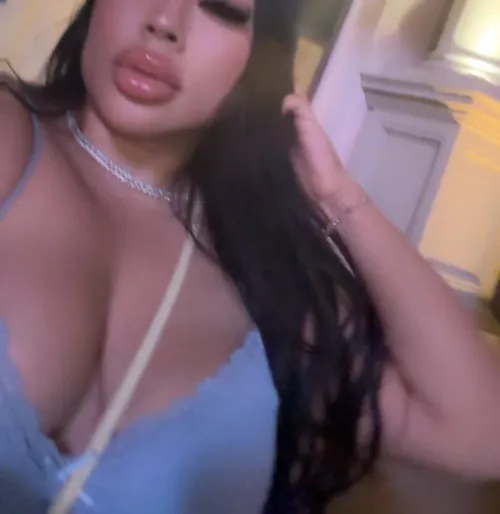 All you need is some glossy lips.