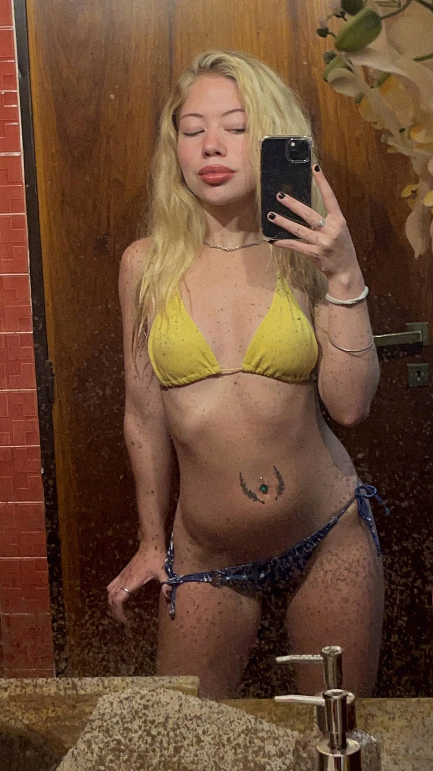 22F4M This lonely girl needs a man that can make her squirt