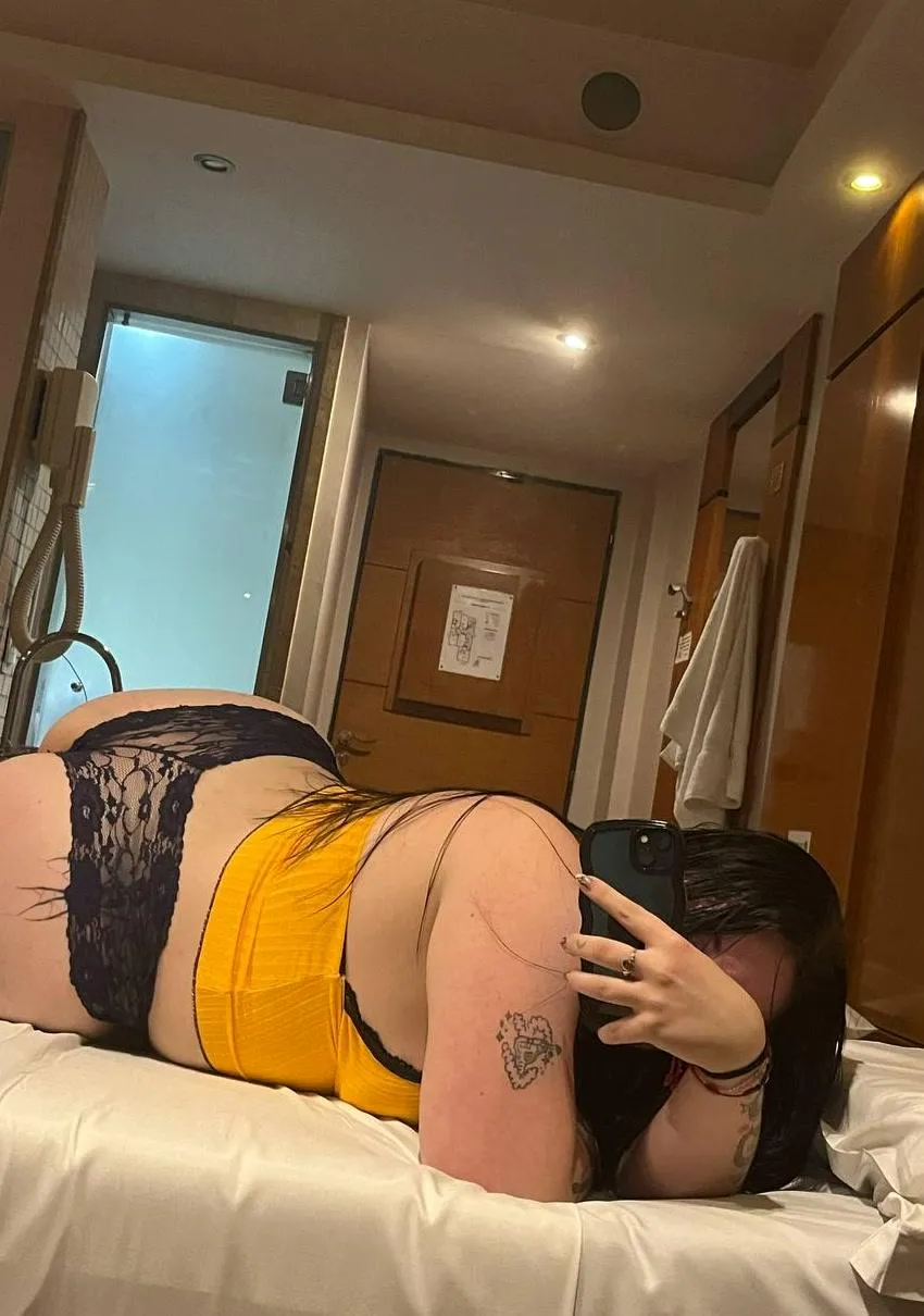 All that's missing is a cock behind me