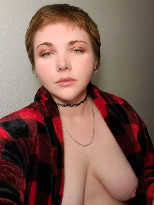 Are you a fan of redheads in chokers? 😉