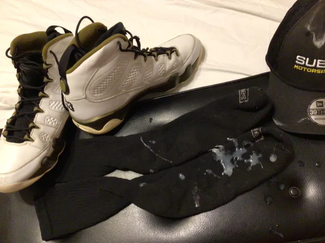 At the gym today I asked my one gym bros to spot me. He said no he needed to shower & leave. So I followed him to the locker room. Jerked a load of thick and creamy nut on his dickies socks & beat up Jordans size 12. They jetted out.