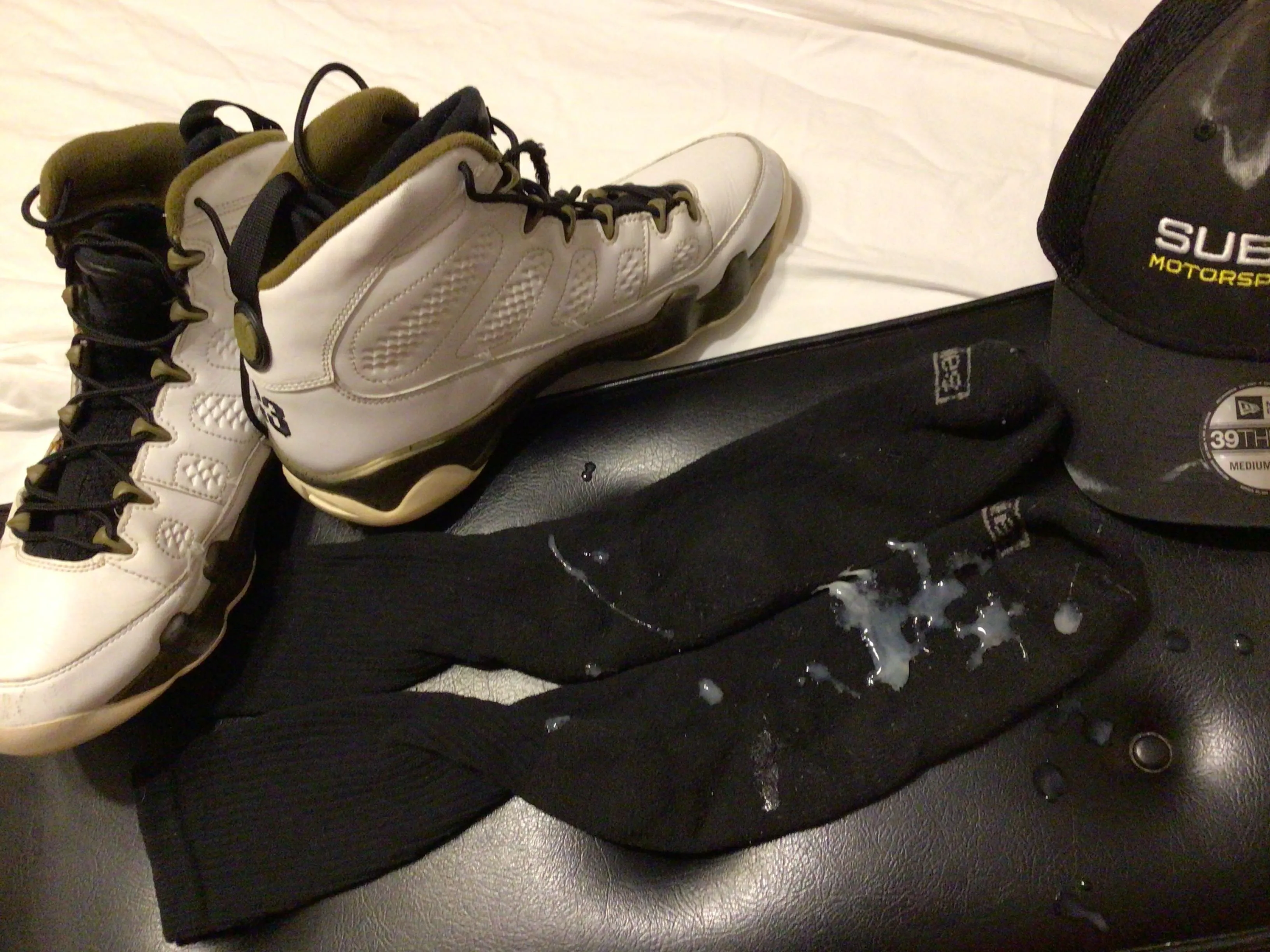 At the gym today I asked my one gym bros to spot me. He said no he needed to shower & leave. So I followed him to the locker room. Jerked a load of thick and creamy nut on his dickies socks & beat up Jordans size 12. They jetted out.