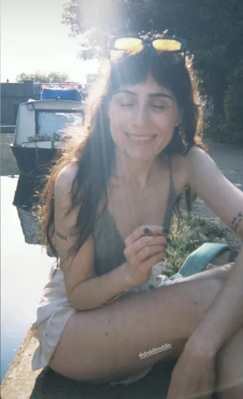 Dodie looks so hot here 😈
