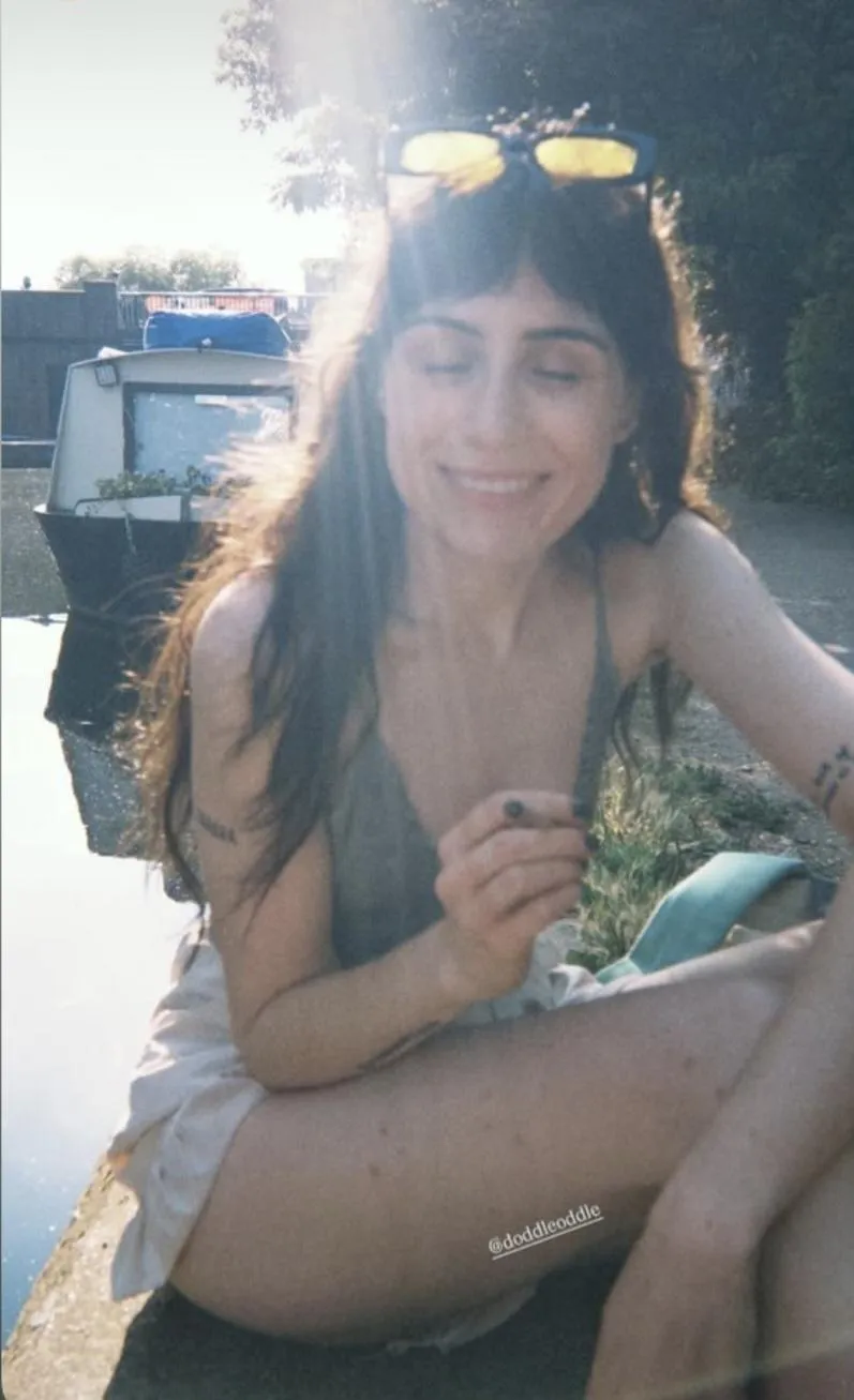 Dodie looks so hot here 😈