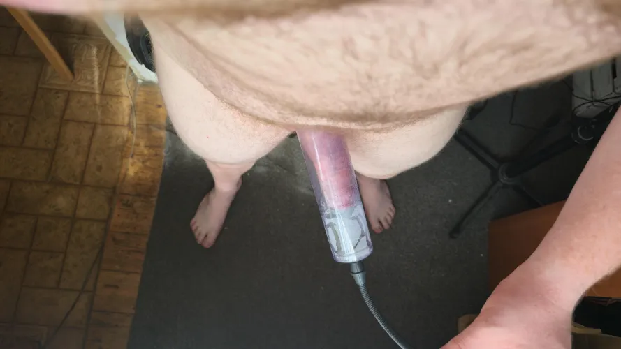 Hey, who wants to spend some time chatting with me and see my pumped up dick and skiing go dm