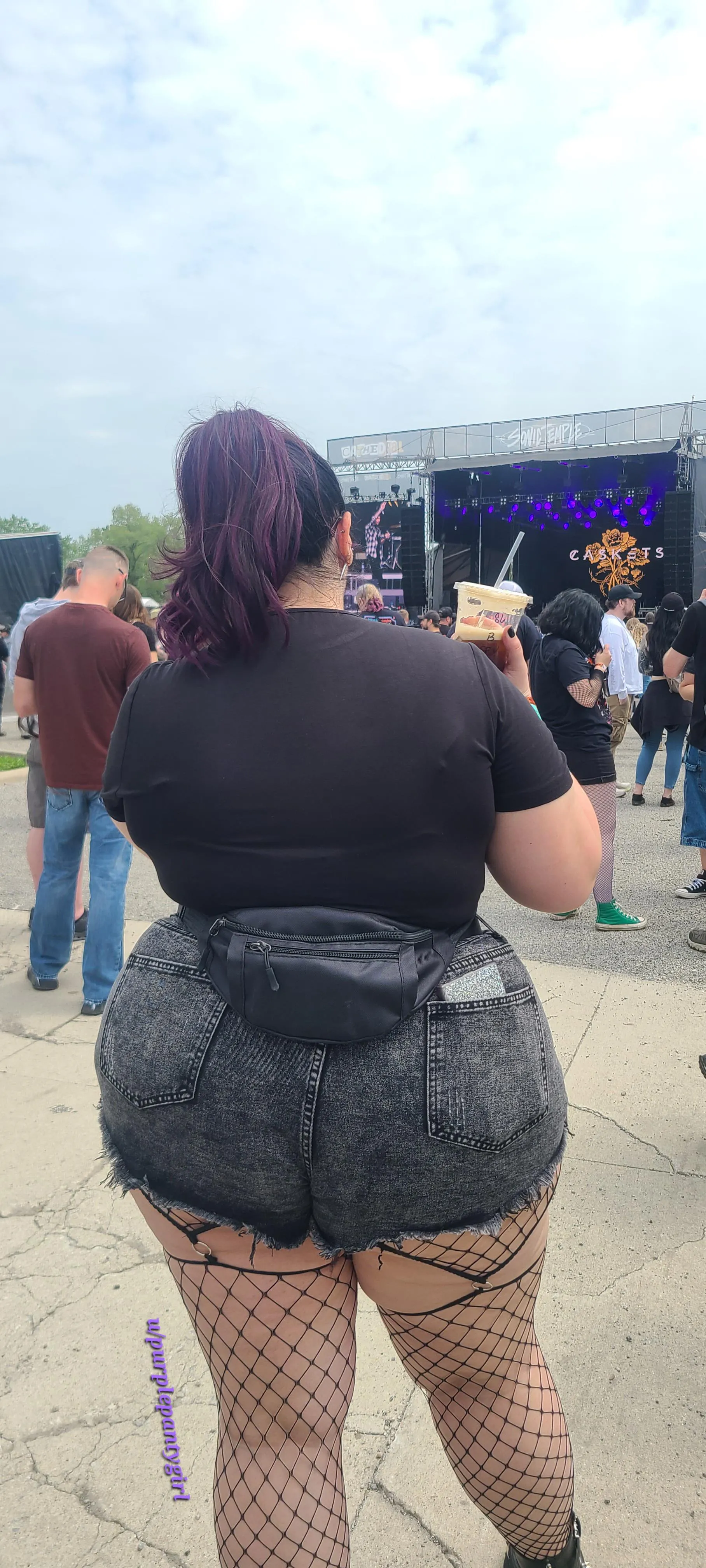 I can sense you staring behind me ....🤭😈💋 but I like it