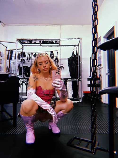 Imagine me squatting like this over your mouth 💕