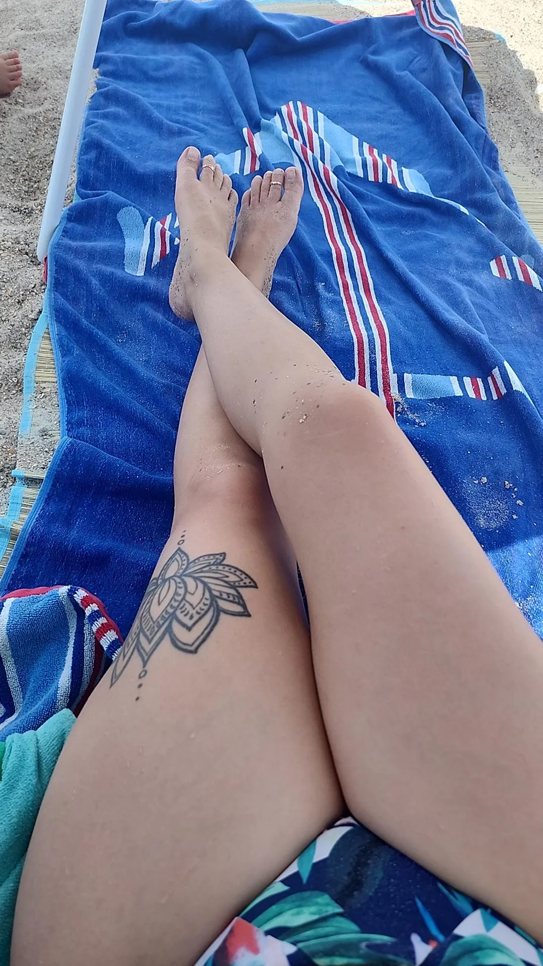 Natural nails at the beach