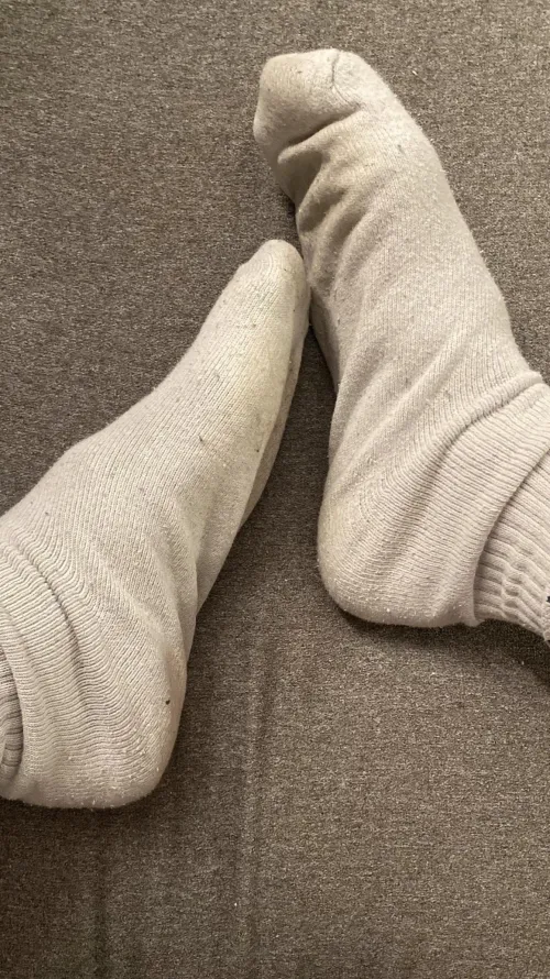 18 HMU if you like sweaty feet 😍😈