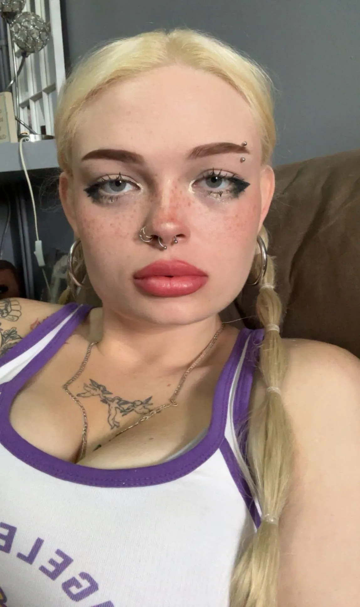 22yo uk brat <3 calls/ voice notes / drains / tasks/ humiliation / feet/ smoking/cei/joi