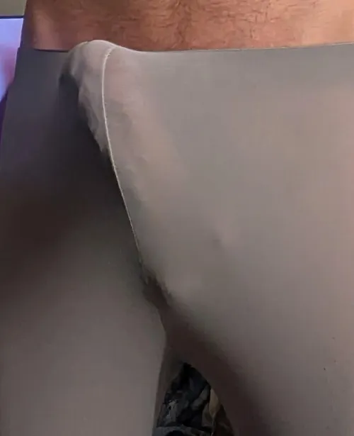 Big bulge in comparison leggings