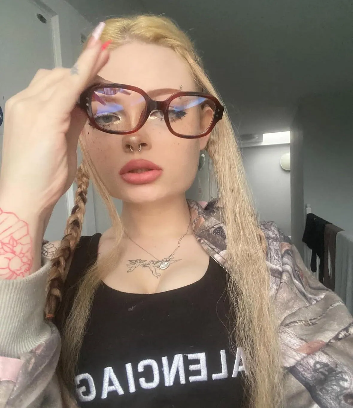 Can you get on the floor and beg for me ? Can you get on the floor and beg for me ?