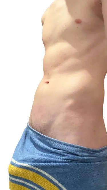 Et dire que vous voyez pas ma queue d’hétéro avec la serviette dommage… (venez prv me chauffer)