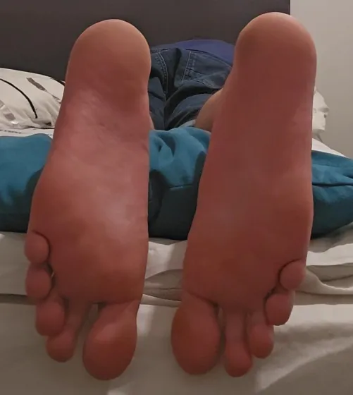 I'm led on my bed and my toes could use a good suck. Want to be the one to do it?