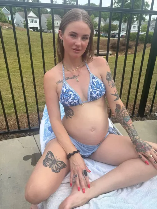 Just a glowing mommy making sidewalks hotter 💋