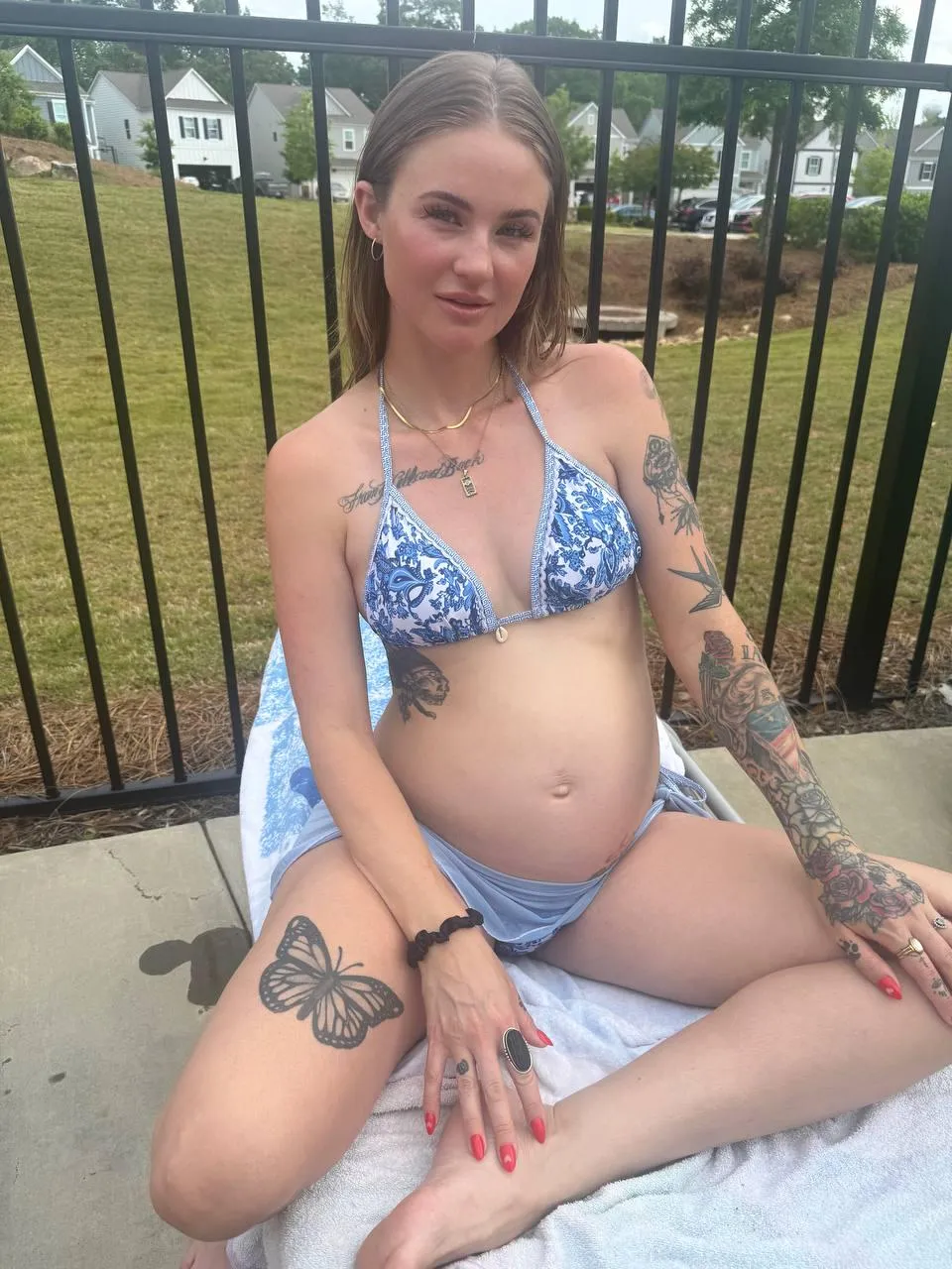 Just a glowing mommy making sidewalks hotter 💋