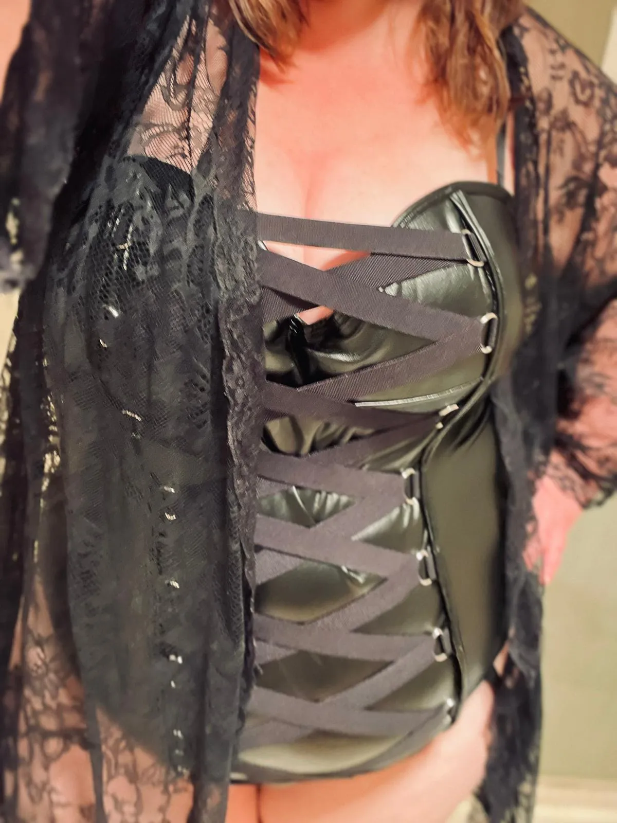 Leather and lace are always a sexy combination, don’t you think?!  💋