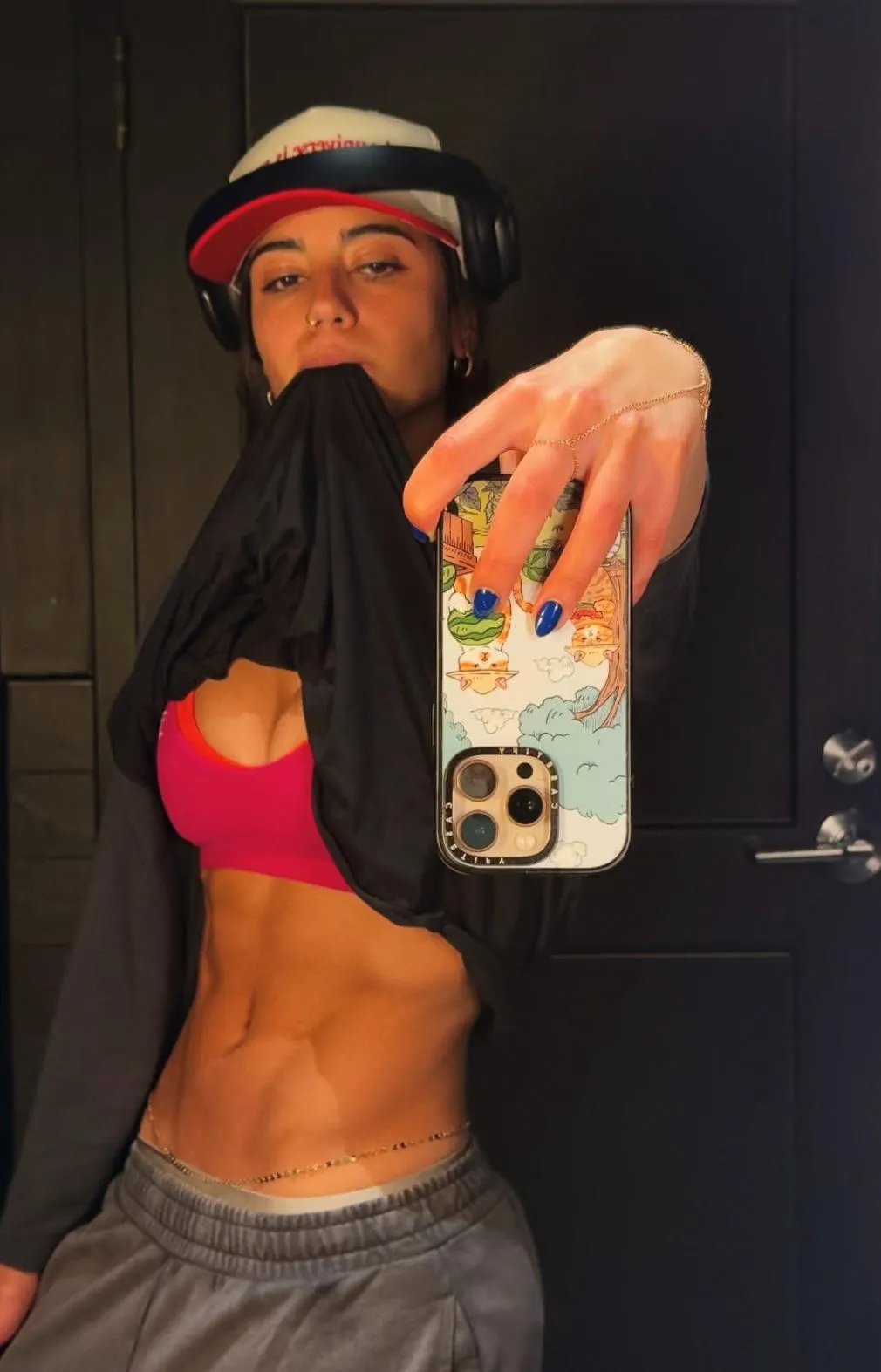 I wanna lick her abs!!🥵