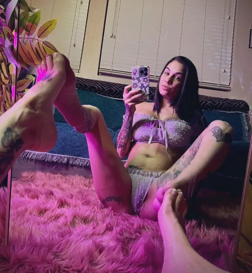 Let me put my toes in your face while you pump