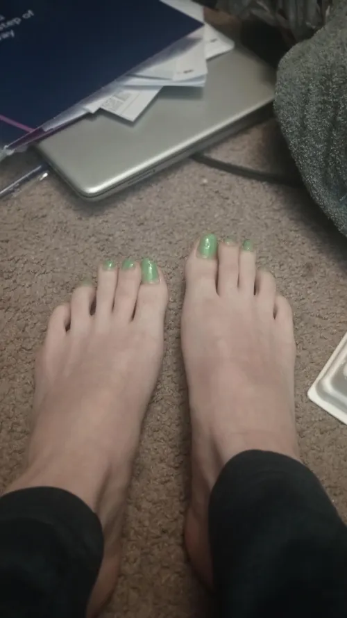 Long green toes.