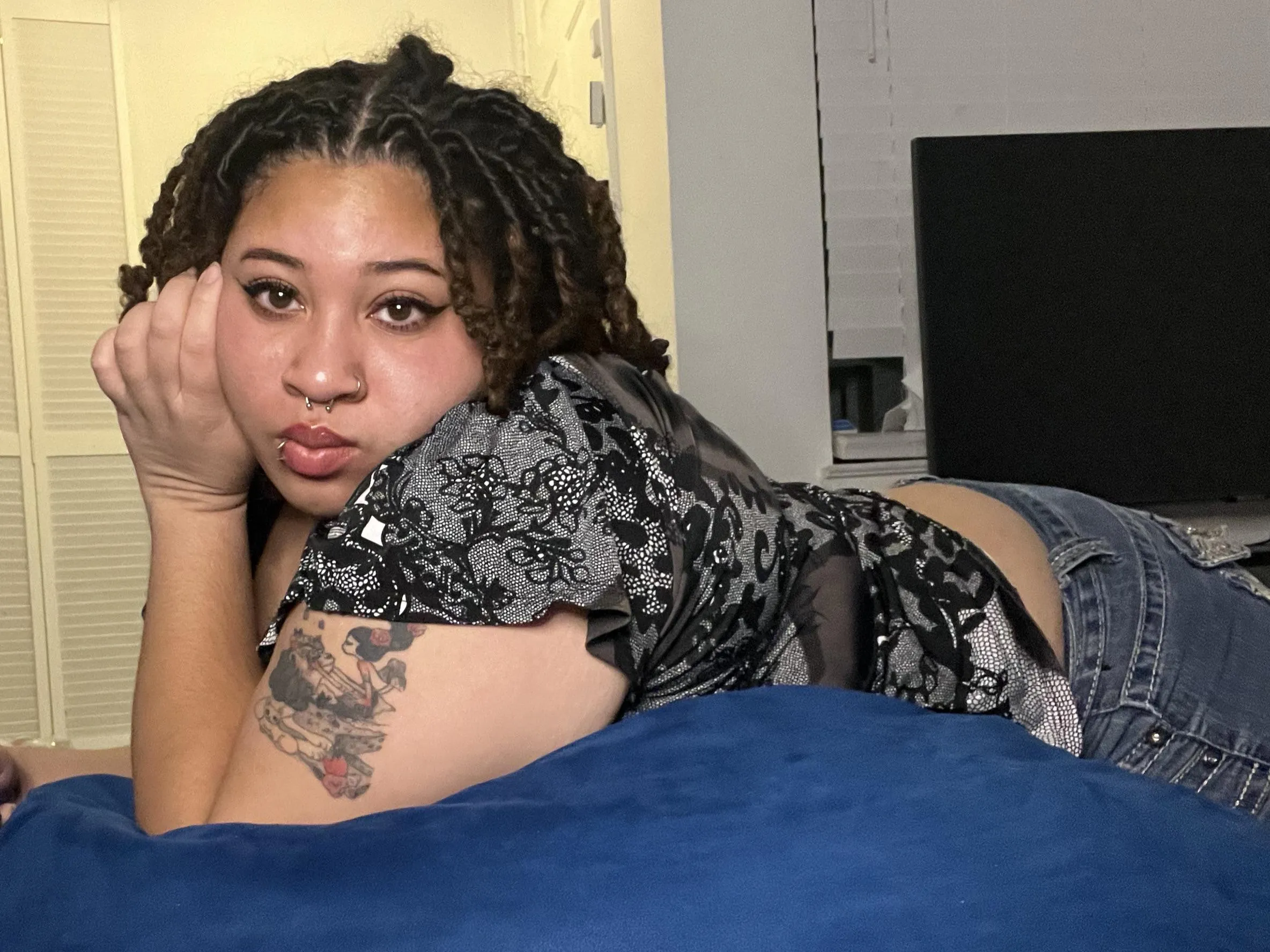 On your knees where you belong whiteboy, it’s time to worship your Goddess 🛐