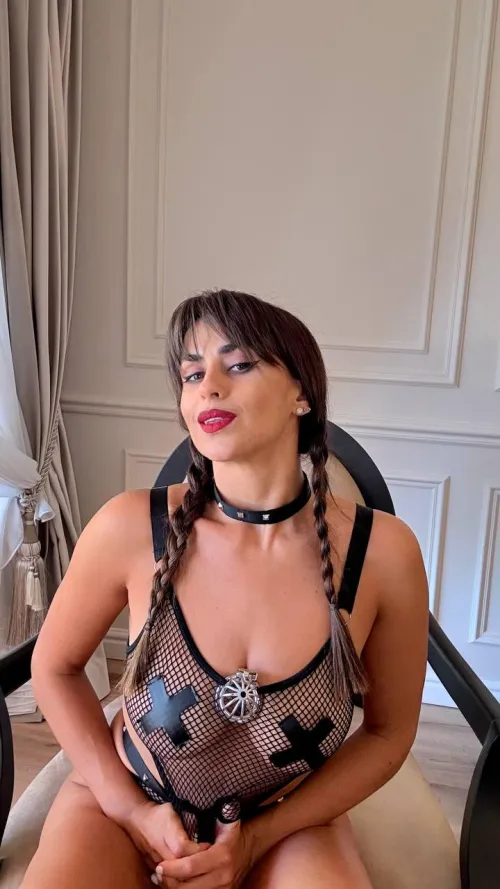 Who can I lock up in a chastity?