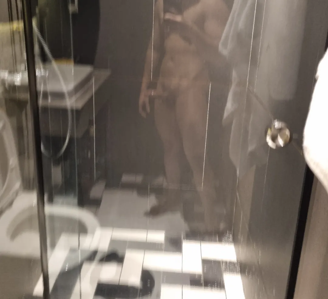 Blurry (M)