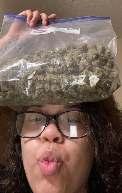 Come spend your late nights with a domme like me 😉